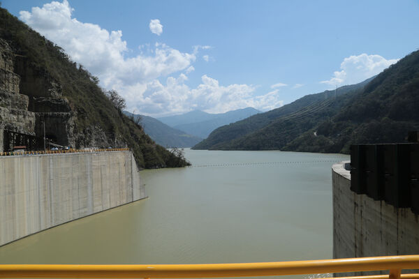 Vertedero Presa Represa Proyecto Eléctrico Ituango
Vertedero Presa Represa Proyecto Eléctrico Ituango.
Fecha: 9 Marzo 2021.
Para descargar esta fotografía en alta resolución, haga clic sobre la imagen hasta que la misma se despliegue en la pantalla completa; luego dé clic derecho y elija la opción "guardar imagen como". 
En caso de publicación por cualquier medio, solicitamos acompañarla del crédito: "Foto EPM"
Palabras clave: Vertedero Presa Represa Proyecto Eléctrico Ituango