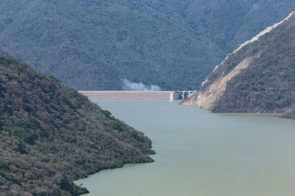 Vertedero Presa Represa Proyecto Eléctrico Ituango
Vertedero Presa Represa Proyecto Eléctrico Ituango.
Fecha: 9 Marzo 2021.
Para descargar esta fotografía en alta resolución, haga clic sobre la imagen hasta que la misma se despliegue en la pantalla completa; luego dé clic derecho y elija la opción "guardar imagen como". 
En caso de publicación por cualquier medio, solicitamos acompañarla del crédito: "Foto EPM"
Palabras clave: Vertedero Presa Represa Proyecto Eléctrico Ituango