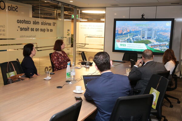 Visita Embajadora Australia
Visita Embajadora de Australia.
Fecha: 27 Mayo 2021
Para descargar esta fotografía en alta resolución, haga clic sobre la imagen hasta que la misma se despliegue en la pantalla completa; luego dé clic derecho y elija la opción "guardar imagen como". 
En caso de publicación por cualquier medio, solicitamos acompañarla del crédito: "Foto EPM"
Palabras clave: Visita Embajadora Australia
