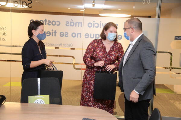 Visita Embajadora Australia
Visita Embajadora de Australia.
Fecha: 27 Mayo 2021
Para descargar esta fotografía en alta resolución, haga clic sobre la imagen hasta que la misma se despliegue en la pantalla completa; luego dé clic derecho y elija la opción "guardar imagen como". 
En caso de publicación por cualquier medio, solicitamos acompañarla del crédito: "Foto EPM"
Palabras clave: Visita Embajadora Australia