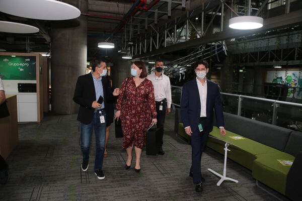 Visita Embajadora Australia
Visita Embajadora de Australia.
Fecha: 27 Mayo 2021
Para descargar esta fotografía en alta resolución, haga clic sobre la imagen hasta que la misma se despliegue en la pantalla completa; luego dé clic derecho y elija la opción "guardar imagen como". 
En caso de publicación por cualquier medio, solicitamos acompañarla del crédito: "Foto EPM"
Palabras clave: Visita Embajadora Australia