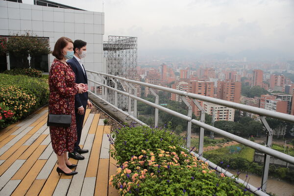 Visita Embajadora Australia
Visita Embajadora de Australia.
Fecha: 27 Mayo 2021
Para descargar esta fotografía en alta resolución, haga clic sobre la imagen hasta que la misma se despliegue en la pantalla completa; luego dé clic derecho y elija la opción "guardar imagen como". 
En caso de publicación por cualquier medio, solicitamos acompañarla del crédito: "Foto EPM"
Palabras clave: Visita Embajadora Australia