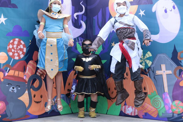 Halloween EPM
Halloween EPM
Fecha: 29 Octubre 2021
Para descargar esta fotografía en alta resolución, haga clic sobre la imagen hasta que la misma se despliegue en la pantalla. En caso de publicación por cualquier medio, solicitamos acompañarla del crédito: "Foto EPM"
Palabras clave: Halloween