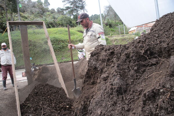 Vivero Montaña
Vivero La Montaña
Fecha: 30 Septiembre 2021
Para descargar esta fotografía en alta resolución, haga clic sobre la imagen hasta que la misma se despliegue en la pantalla completa; luego dé clic derecho y elija la opción "guardar imagen como". 
En caso de publicación por cualquier medio, solicitamos acompañarla del crédito: "Foto EPM"
Palabras clave: Vivero Montaña