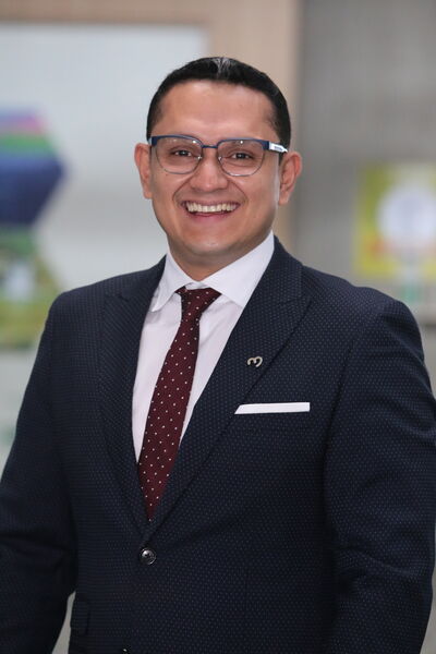 Posicionamiento Jhonatan Estiven Villada Palacio  VP Asuntos Legales
Posicionamiento Jhonatan Estiven Villada Palacio  VP Asuntos Legales
Fecha: 6 SEPTIEMBRE 2021
Para descargar esta fotografía en alta resolución, haga clic sobre la imagen hasta que la misma se despliegue en la pantalla completa; luego dé clic derecho y elija la opción "guardar imagen como". 
En caso de publicación por cualquier medio, solicitamos acompañarla del crédito: "Foto EPM"
Palabras clave: Posicionamiento Jhonatan Estiven Villada Palacio  VP Asuntos Legales