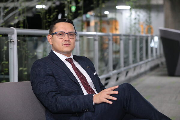 Posicionamiento Jhonatan Estiven Villada Palacio  VP Asuntos Legales
Posicionamiento Jhonatan Estiven Villada Palacio  VP Asuntos Legales
Fecha: 6 SEPTIEMBRE 2021
Para descargar esta fotografía en alta resolución, haga clic sobre la imagen hasta que la misma se despliegue en la pantalla completa; luego dé clic derecho y elija la opción "guardar imagen como". 
En caso de publicación por cualquier medio, solicitamos acompañarla del crédito: "Foto EPM"
Palabras clave: Posicionamiento Jhonatan Estiven Villada Palacio  VP Asuntos Legales