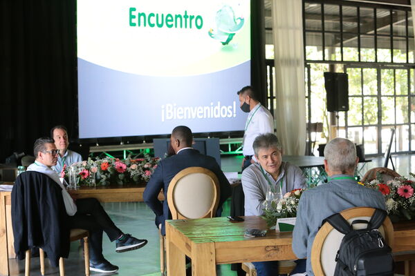 Encuentro Directivo Grupo EPM 2021 
Encuentro Directivo Grupo EPM 2021 
Fecha: 9 SEPTIEMBRE 2021
Para descargar esta fotografía en alta resolución, haga clic sobre la imagen hasta que la misma se despliegue en la pantalla completa; luego dé clic derecho y elija la opción "guardar imagen como". 
En caso de publicación por cualquier medio, solicitamos acompañarla del crédito: "Foto EPM"
Palabras clave: Encuentro Directivo Grupo EPM 2021