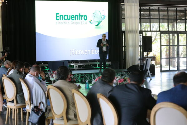 Encuentro Directivo Grupo EPM 2021 
Encuentro Directivo Grupo EPM 2021 
Fecha: 9 SEPTIEMBRE 2021
Para descargar esta fotografía en alta resolución, haga clic sobre la imagen hasta que la misma se despliegue en la pantalla completa; luego dé clic derecho y elija la opción "guardar imagen como". 
En caso de publicación por cualquier medio, solicitamos acompañarla del crédito: "Foto EPM"
Palabras clave: Encuentro Directivo Grupo EPM 2021