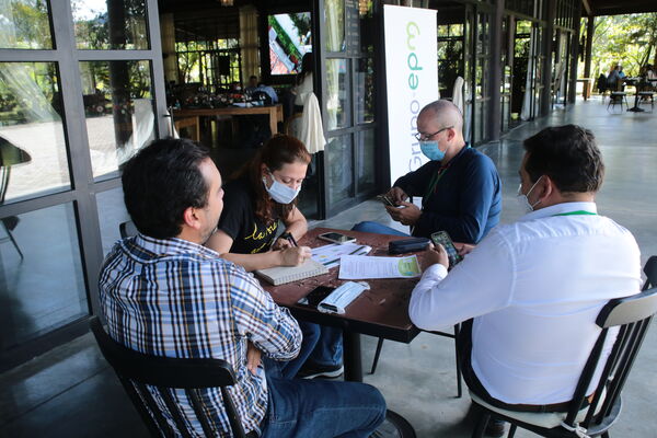 Encuentro Directivo Grupo EPM 2021 
Encuentro Directivo Grupo EPM 2021 
Fecha: 9 SEPTIEMBRE 2021
Para descargar esta fotografía en alta resolución, haga clic sobre la imagen hasta que la misma se despliegue en la pantalla completa; luego dé clic derecho y elija la opción "guardar imagen como". 
En caso de publicación por cualquier medio, solicitamos acompañarla del crédito: "Foto EPM"
Palabras clave: Encuentro Directivo Grupo EPM 2021