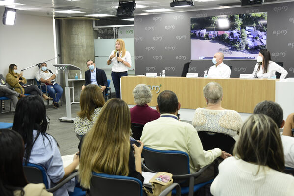 Rueda prensa
Rueda de prensa
Fecha: 2021 Septiembre 9
Para descargar esta fotografía en alta resolución, haga clic sobre la imagen hasta que la misma se despliegue en la pantalla completa; luego dé clic derecho y elija la opción "guardar imagen como". 
En caso de publicación por cualquier medio, solicitamos acompañarla del crédito: "Foto EPM"
Palabras clave: Rueda prensa