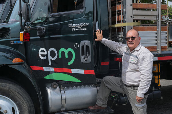 Equipo de conductores EPM
Para descargar esta fotografía en alta resolución, haga clic sobre la imagen hasta que la misma se despliegue en la pantalla completa; luego dé clic derecho y elija la opción "guardar imagen como". 
En caso de publicación por cualquier medio, solicitamos acompañarla del crédito: "Foto EPM"

Palabras clave: Equipo conductores EPM