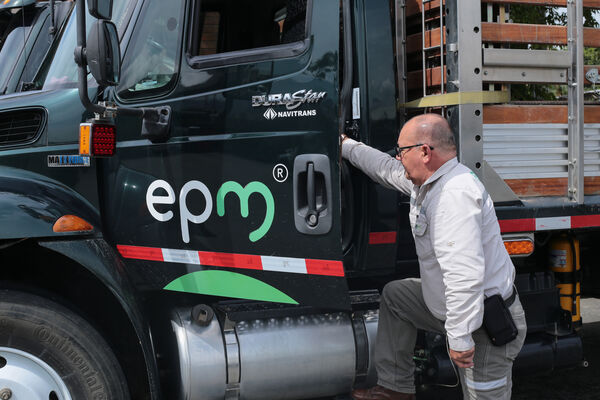 Equipo de conductores EPM
Para descargar esta fotografía en alta resolución, haga clic sobre la imagen hasta que la misma se despliegue en la pantalla completa; luego dé clic derecho y elija la opción "guardar imagen como". 
En caso de publicación por cualquier medio, solicitamos acompañarla del crédito: "Foto EPM"

Palabras clave: Equipo conductores EPM