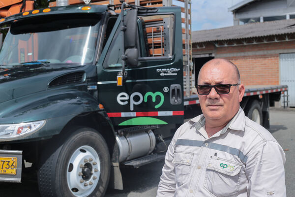 Equipo de conductores EPM
Para descargar esta fotografía en alta resolución, haga clic sobre la imagen hasta que la misma se despliegue en la pantalla completa; luego dé clic derecho y elija la opción "guardar imagen como". 
En caso de publicación por cualquier medio, solicitamos acompañarla del crédito: "Foto EPM"

Palabras clave: Equipo conductores EPM