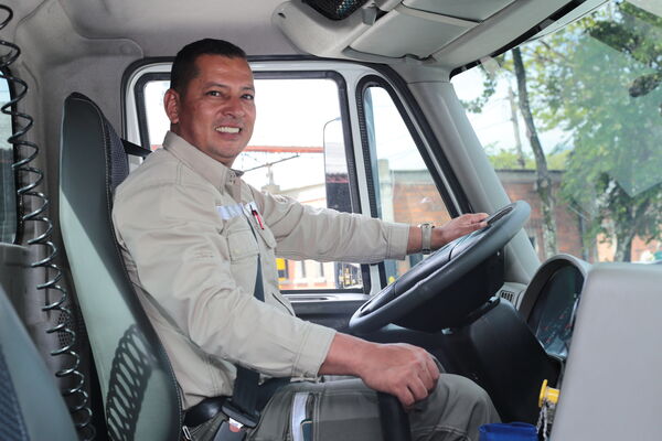 Equipo de conductores EPM
Para descargar esta fotografía en alta resolución, haga clic sobre la imagen hasta que la misma se despliegue en la pantalla completa; luego dé clic derecho y elija la opción "guardar imagen como". 
En caso de publicación por cualquier medio, solicitamos acompañarla del crédito: "Foto EPM"

Palabras clave: Equipo conductores EPM