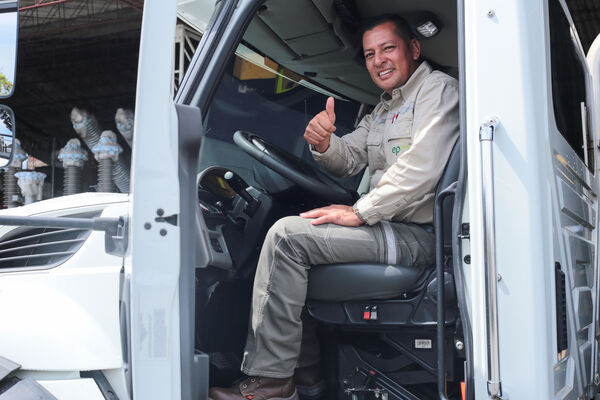 Equipo de conductores EPM
Para descargar esta fotografía en alta resolución, haga clic sobre la imagen hasta que la misma se despliegue en la pantalla completa; luego dé clic derecho y elija la opción "guardar imagen como". 
En caso de publicación por cualquier medio, solicitamos acompañarla del crédito: "Foto EPM"

Palabras clave: Equipo conductores EPM