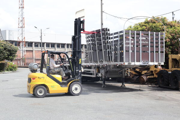 Equipo de conductores EPM
Para descargar esta fotografía en alta resolución, haga clic sobre la imagen hasta que la misma se despliegue en la pantalla completa; luego dé clic derecho y elija la opción "guardar imagen como". 
En caso de publicación por cualquier medio, solicitamos acompañarla del crédito: "Foto EPM"

Palabras clave: Equipo conductores EPM