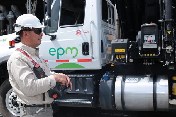 Equipo de conductores EPM
Para descargar esta fotografía en alta resolución, haga clic sobre la imagen hasta que la misma se despliegue en la pantalla completa; luego dé clic derecho y elija la opción "guardar imagen como". 
En caso de publicación por cualquier medio, solicitamos acompañarla del crédito: "Foto EPM"

Palabras clave: Equipo conductores EPM