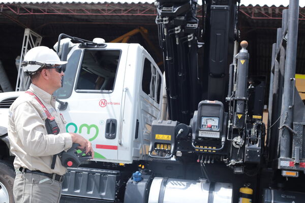 Equipo de conductores EPM
Para descargar esta fotografía en alta resolución, haga clic sobre la imagen hasta que la misma se despliegue en la pantalla completa; luego dé clic derecho y elija la opción "guardar imagen como". 
En caso de publicación por cualquier medio, solicitamos acompañarla del crédito: "Foto EPM"

Palabras clave: Equipo conductores EPM