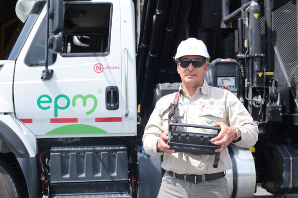 Equipo de conductores EPM
Para descargar esta fotografía en alta resolución, haga clic sobre la imagen hasta que la misma se despliegue en la pantalla completa; luego dé clic derecho y elija la opción "guardar imagen como". 
En caso de publicación por cualquier medio, solicitamos acompañarla del crédito: "Foto EPM"

Palabras clave: Equipo conductores EPM