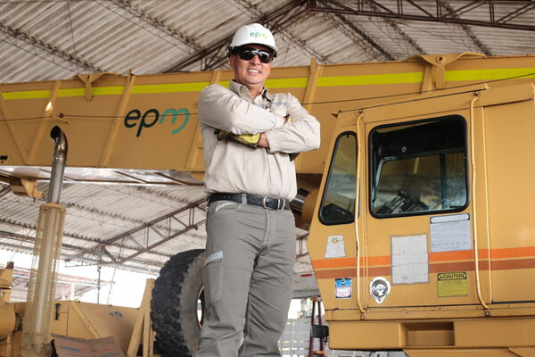 Equipo de conductores EPM
Para descargar esta fotografía en alta resolución, haga clic sobre la imagen hasta que la misma se despliegue en la pantalla completa; luego dé clic derecho y elija la opción "guardar imagen como". 
En caso de publicación por cualquier medio, solicitamos acompañarla del crédito: "Foto EPM"

Palabras clave: Equipo conductores EPM