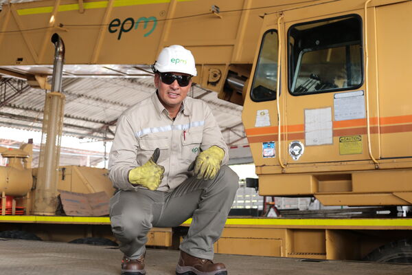 Equipo de conductores EPM
Para descargar esta fotografía en alta resolución, haga clic sobre la imagen hasta que la misma se despliegue en la pantalla completa; luego dé clic derecho y elija la opción "guardar imagen como". 
En caso de publicación por cualquier medio, solicitamos acompañarla del crédito: "Foto EPM"

Palabras clave: Equipo conductores EPM