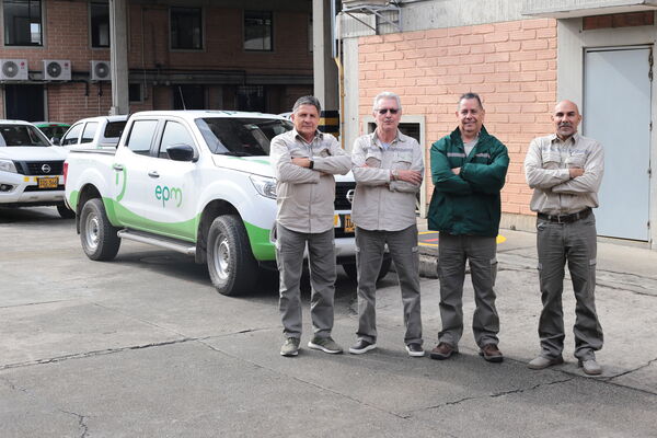 Equipo de conductores EPM
Para descargar esta fotografía en alta resolución, haga clic sobre la imagen hasta que la misma se despliegue en la pantalla completa; luego dé clic derecho y elija la opción "guardar imagen como". 
En caso de publicación por cualquier medio, solicitamos acompañarla del crédito: "Foto EPM"

Palabras clave: Equipo conductores EPM