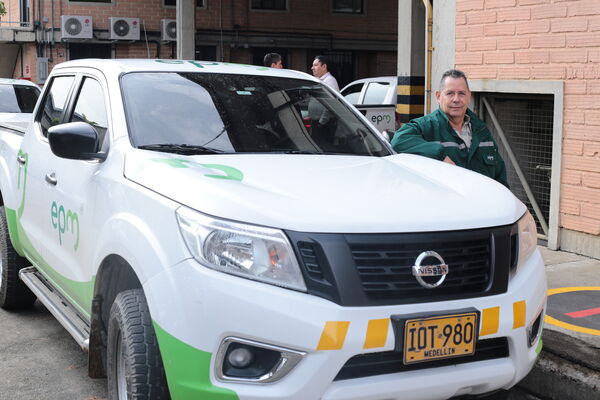 Equipo de conductores EPM
Para descargar esta fotografía en alta resolución, haga clic sobre la imagen hasta que la misma se despliegue en la pantalla completa; luego dé clic derecho y elija la opción "guardar imagen como". 
En caso de publicación por cualquier medio, solicitamos acompañarla del crédito: "Foto EPM"

Palabras clave: Equipo conductores EPM