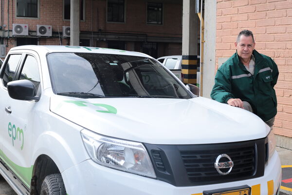 Equipo de conductores EPM
Para descargar esta fotografía en alta resolución, haga clic sobre la imagen hasta que la misma se despliegue en la pantalla completa; luego dé clic derecho y elija la opción "guardar imagen como". 
En caso de publicación por cualquier medio, solicitamos acompañarla del crédito: "Foto EPM"

Palabras clave: Equipo conductores EPM