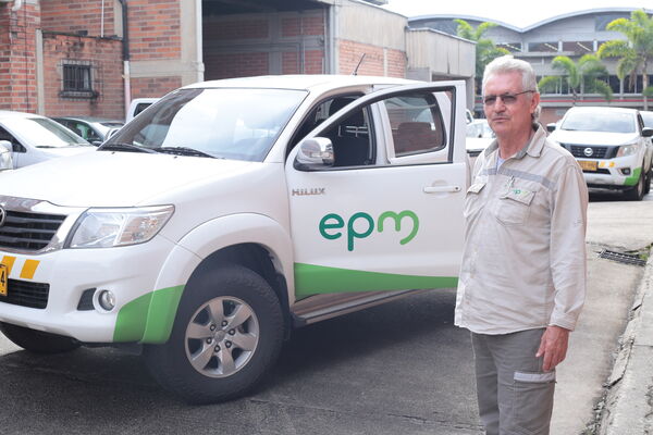 Equipo de conductores EPM
Para descargar esta fotografía en alta resolución, haga clic sobre la imagen hasta que la misma se despliegue en la pantalla completa; luego dé clic derecho y elija la opción "guardar imagen como". 
En caso de publicación por cualquier medio, solicitamos acompañarla del crédito: "Foto EPM"

Palabras clave: Equipo conductores EPM
