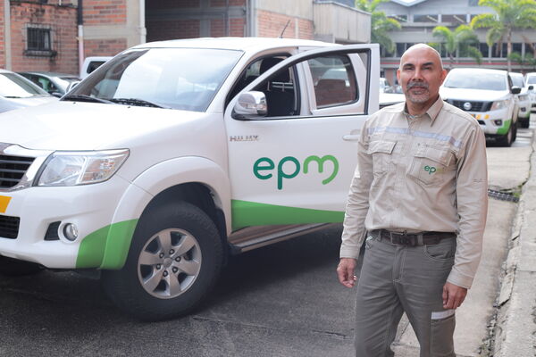 Equipo de conductores EPM
Para descargar esta fotografía en alta resolución, haga clic sobre la imagen hasta que la misma se despliegue en la pantalla completa; luego dé clic derecho y elija la opción "guardar imagen como". 
En caso de publicación por cualquier medio, solicitamos acompañarla del crédito: "Foto EPM"

Palabras clave: Equipo conductores EPM