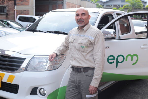 Equipo de conductores EPM
Para descargar esta fotografía en alta resolución, haga clic sobre la imagen hasta que la misma se despliegue en la pantalla completa; luego dé clic derecho y elija la opción "guardar imagen como". 
En caso de publicación por cualquier medio, solicitamos acompañarla del crédito: "Foto EPM"

Palabras clave: Equipo conductores EPM