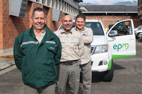 Equipo de conductores EPM
Para descargar esta fotografía en alta resolución, haga clic sobre la imagen hasta que la misma se despliegue en la pantalla completa; luego dé clic derecho y elija la opción "guardar imagen como". 
En caso de publicación por cualquier medio, solicitamos acompañarla del crédito: "Foto EPM"

Palabras clave: Equipo conductores EPM