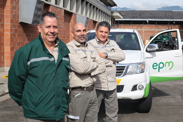 Equipo de conductores EPM
Para descargar esta fotografía en alta resolución, haga clic sobre la imagen hasta que la misma se despliegue en la pantalla completa; luego dé clic derecho y elija la opción "guardar imagen como". 
En caso de publicación por cualquier medio, solicitamos acompañarla del crédito: "Foto EPM"

Palabras clave: Equipo conductores EPM