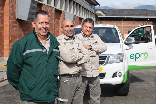 Equipo de conductores EPM
Para descargar esta fotografía en alta resolución, haga clic sobre la imagen hasta que la misma se despliegue en la pantalla completa; luego dé clic derecho y elija la opción "guardar imagen como". 
En caso de publicación por cualquier medio, solicitamos acompañarla del crédito: "Foto EPM"

Palabras clave: Equipo conductores EPM