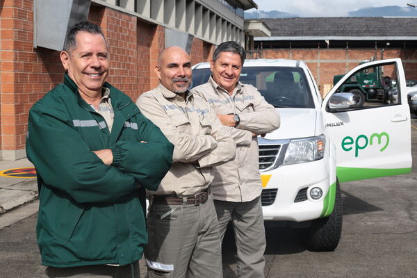 Equipo de conductores EPM
Para descargar esta fotografía en alta resolución, haga clic sobre la imagen hasta que la misma se despliegue en la pantalla completa; luego dé clic derecho y elija la opción "guardar imagen como". 
En caso de publicación por cualquier medio, solicitamos acompañarla del crédito: "Foto EPM"

Palabras clave: Equipo conductores EPM