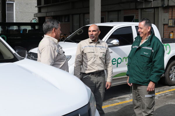 Equipo de conductores EPM
Para descargar esta fotografía en alta resolución, haga clic sobre la imagen hasta que la misma se despliegue en la pantalla completa; luego dé clic derecho y elija la opción "guardar imagen como". 
En caso de publicación por cualquier medio, solicitamos acompañarla del crédito: "Foto EPM"

Palabras clave: Equipo conductores EPM