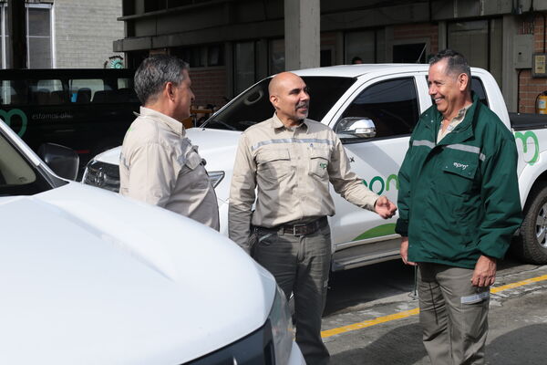 Equipo de conductores EPM
Para descargar esta fotografía en alta resolución, haga clic sobre la imagen hasta que la misma se despliegue en la pantalla completa; luego dé clic derecho y elija la opción "guardar imagen como". 
En caso de publicación por cualquier medio, solicitamos acompañarla del crédito: "Foto EPM"

Palabras clave: Equipo conductores EPM