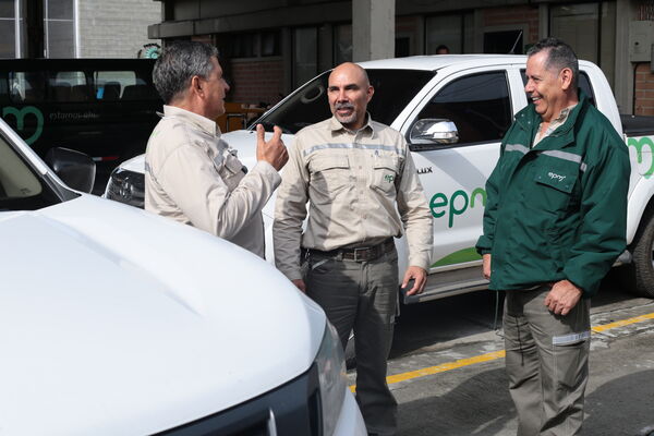 Equipo de conductores EPM
Para descargar esta fotografía en alta resolución, haga clic sobre la imagen hasta que la misma se despliegue en la pantalla completa; luego dé clic derecho y elija la opción "guardar imagen como". 
En caso de publicación por cualquier medio, solicitamos acompañarla del crédito: "Foto EPM"

Palabras clave: Equipo conductores EPM