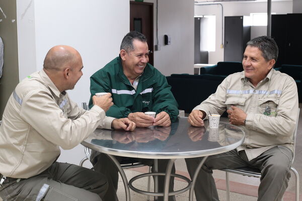 Equipo de conductores EPM
Para descargar esta fotografía en alta resolución, haga clic sobre la imagen hasta que la misma se despliegue en la pantalla completa; luego dé clic derecho y elija la opción "guardar imagen como". 
En caso de publicación por cualquier medio, solicitamos acompañarla del crédito: "Foto EPM"

Palabras clave: Equipo conductores EPM