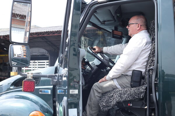 Equipo de conductores EPM
Para descargar esta fotografía en alta resolución, haga clic sobre la imagen hasta que la misma se despliegue en la pantalla completa; luego dé clic derecho y elija la opción "guardar imagen como". 
En caso de publicación por cualquier medio, solicitamos acompañarla del crédito: "Foto EPM"

Palabras clave: Equipo conductores EPM