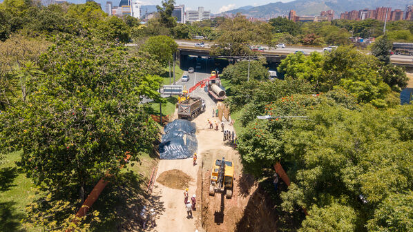 Obras Arreglo Daño Av. Regional
Obras Arreglo Daño Av. Regional
Fecha: 8 Agosto 2022
Para descargar esta fotografía en alta resolución, haga clic sobre la imagen hasta que la misma se despliegue en la pantalla completa; luego dé clic derecho y elija la opción "guardar imagen como". 
En caso de publicación por cualquier medio, solicitamos acompañarla del crédito: "Foto EPM"

Palabras clave: Obras Arreglo Daño Av. Regional