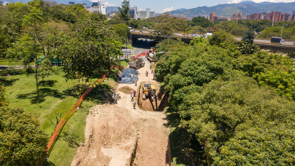 Obras Arreglo Daño Av. Regional
Obras Arreglo Daño Av. Regional
Fecha: 8 Agosto 2022
Para descargar esta fotografía en alta resolución, haga clic sobre la imagen hasta que la misma se despliegue en la pantalla completa; luego dé clic derecho y elija la opción "guardar imagen como". 
En caso de publicación por cualquier medio, solicitamos acompañarla del crédito: "Foto EPM"

Palabras clave: Obras Arreglo Daño Av. Regional