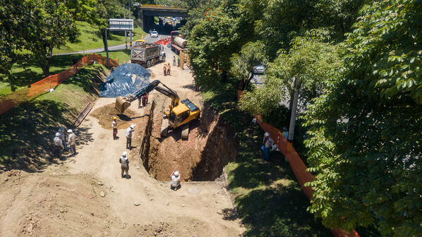 Obras Arreglo Daño Av. Regional
Obras Arreglo Daño Av. Regional
Fecha: 8 Agosto 2022
Para descargar esta fotografía en alta resolución, haga clic sobre la imagen hasta que la misma se despliegue en la pantalla completa; luego dé clic derecho y elija la opción "guardar imagen como". 
En caso de publicación por cualquier medio, solicitamos acompañarla del crédito: "Foto EPM"

Palabras clave: Obras Arreglo Daño Av. Regional