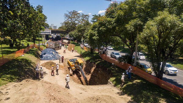 Obras Arreglo Daño Av. Regional
Obras Arreglo Daño Av. Regional
Fecha: 8 Agosto 2022
Para descargar esta fotografía en alta resolución, haga clic sobre la imagen hasta que la misma se despliegue en la pantalla completa; luego dé clic derecho y elija la opción "guardar imagen como". 
En caso de publicación por cualquier medio, solicitamos acompañarla del crédito: "Foto EPM"

Palabras clave: Obras Arreglo Daño Av. Regional