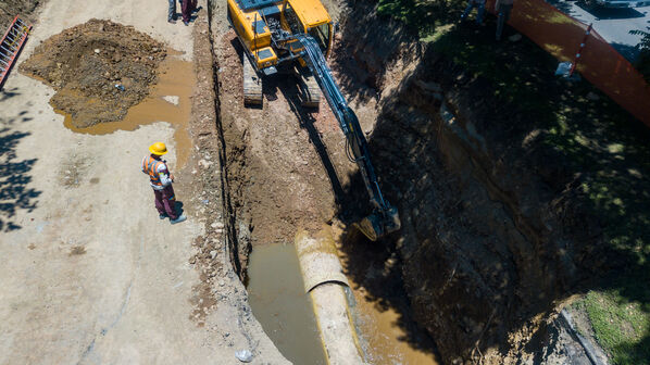 Obras Arreglo Daño Av. Regional
Obras Arreglo Daño Av. Regional
Fecha: 8 Agosto 2022
Para descargar esta fotografía en alta resolución, haga clic sobre la imagen hasta que la misma se despliegue en la pantalla completa; luego dé clic derecho y elija la opción "guardar imagen como". 
En caso de publicación por cualquier medio, solicitamos acompañarla del crédito: "Foto EPM"

Palabras clave: Obras Arreglo Daño Av. Regional