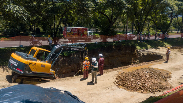 Obras Arreglo Daño Av. Regional
Obras Arreglo Daño Av. Regional
Fecha: 8 Agosto 2022
Para descargar esta fotografía en alta resolución, haga clic sobre la imagen hasta que la misma se despliegue en la pantalla completa; luego dé clic derecho y elija la opción "guardar imagen como". 
En caso de publicación por cualquier medio, solicitamos acompañarla del crédito: "Foto EPM"

Palabras clave: Obras Arreglo Daño Av. Regional