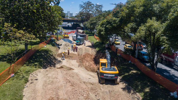 Obras Arreglo Daño Av. Regional
Obras Arreglo Daño Av. Regional
Fecha: 8 Agosto 2022
Para descargar esta fotografía en alta resolución, haga clic sobre la imagen hasta que la misma se despliegue en la pantalla completa; luego dé clic derecho y elija la opción "guardar imagen como". 
En caso de publicación por cualquier medio, solicitamos acompañarla del crédito: "Foto EPM"

Palabras clave: Obras Arreglo Daño Av. Regional