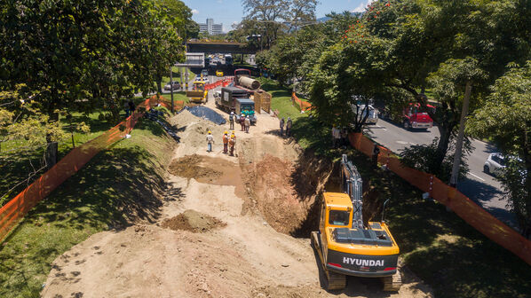 Obras Arreglo Daño Av. Regional
Obras Arreglo Daño Av. Regional
Fecha: 8 Agosto 2022
Para descargar esta fotografía en alta resolución, haga clic sobre la imagen hasta que la misma se despliegue en la pantalla completa; luego dé clic derecho y elija la opción "guardar imagen como". 
En caso de publicación por cualquier medio, solicitamos acompañarla del crédito: "Foto EPM"

Palabras clave: Obras Arreglo Daño Av. Regional