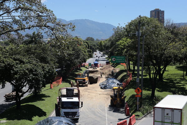 Obras Arreglo Daño Av. Regional
Obras Arreglo Daño Av. Regional
Fecha: 8 Agosto 2022
Para descargar esta fotografía en alta resolución, haga clic sobre la imagen hasta que la misma se despliegue en la pantalla completa; luego dé clic derecho y elija la opción "guardar imagen como". 
En caso de publicación por cualquier medio, solicitamos acompañarla del crédito: "Foto EPM"

Palabras clave: Obras Arreglo Daño Av. Regional