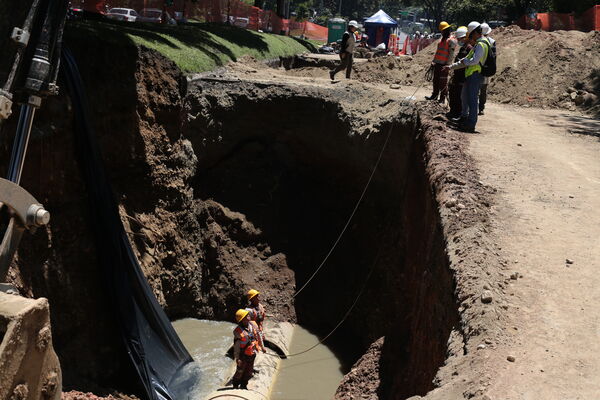 Obras Arreglo Daño Av. Regional
Obras Arreglo Daño Av. Regional
Fecha: 8 Agosto 2022
Para descargar esta fotografía en alta resolución, haga clic sobre la imagen hasta que la misma se despliegue en la pantalla completa; luego dé clic derecho y elija la opción "guardar imagen como". 
En caso de publicación por cualquier medio, solicitamos acompañarla del crédito: "Foto EPM"

Palabras clave: Obras Arreglo Daño Av. Regional